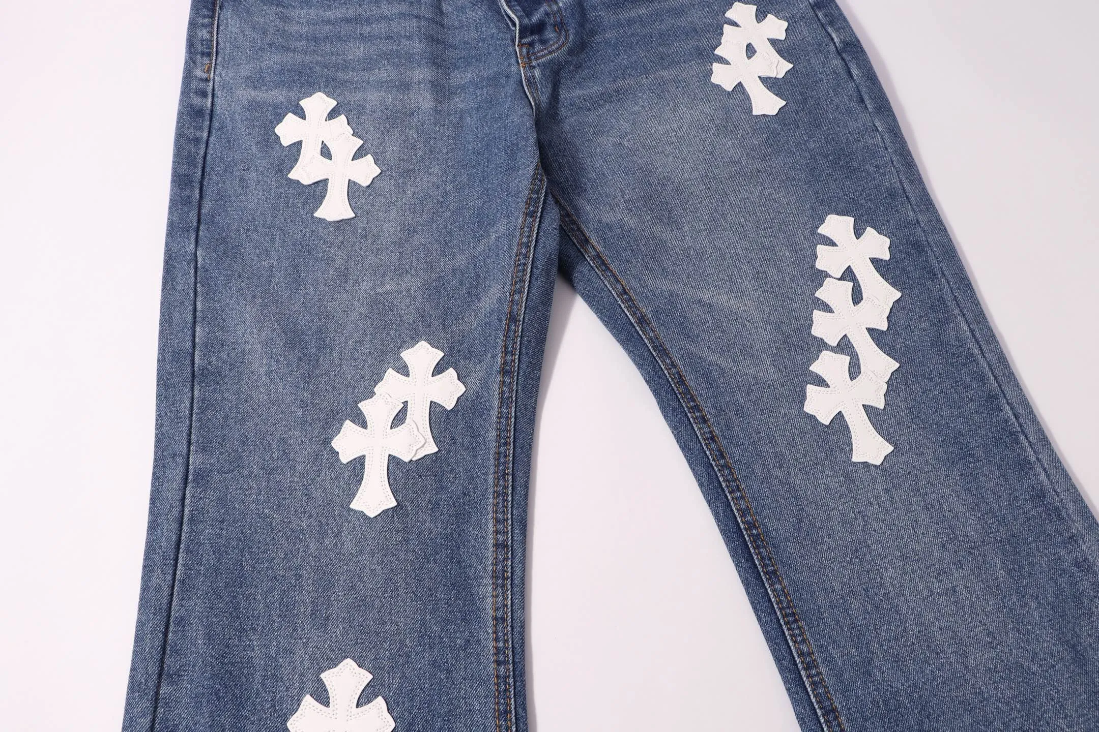 P220 Style number: H23 Croxin & 𝐂𝐡𝐫𝐨𝐦𝐞 𝐇𝐞𝐚𝐫𝐭 ss25 blue trousers, white leather, bootcut button jeans, styles with different wash textures, very friendly to people with thin legs, and the bootcut style perfectly modifies the leg shape The timeless and moderate length makes it easy to match and match. It is the basis for various styles and is a must-have in your wardrobe! The fabric is stiff but also makes the upper body soft without losing texture. The washing process is even more perfect. It is a must-have item for everyone! ! ! Washed wheat, hang tag, pants label, three labels complete Color: blue Size: 28-30-32-34-36